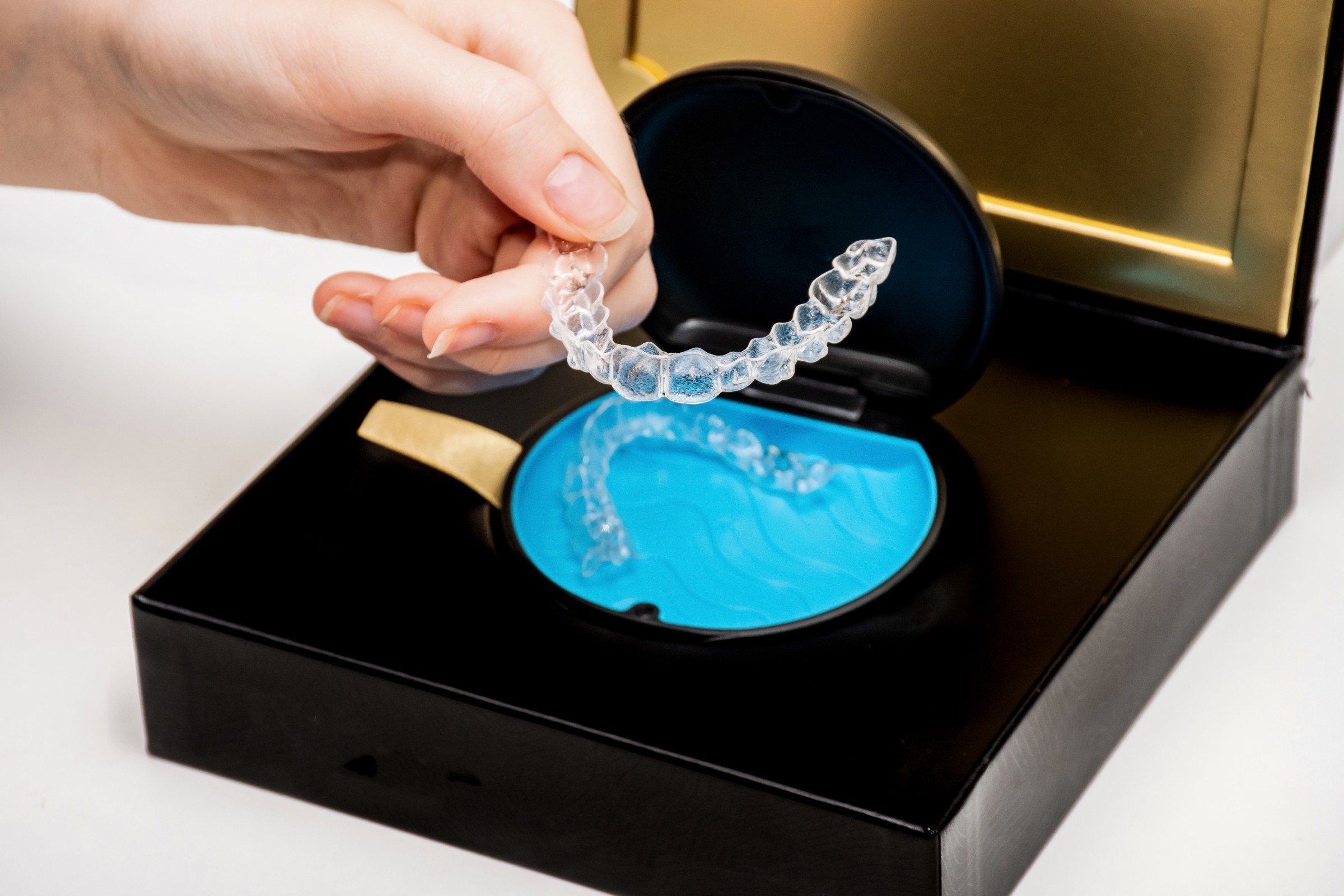 invisalign-clear-aligner-black-case